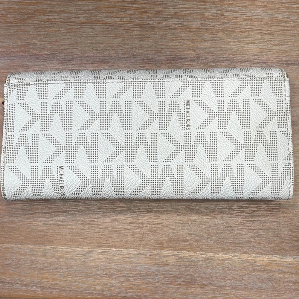 Michael Kors White and Gold Logo Wallet - Picture 5 of 10